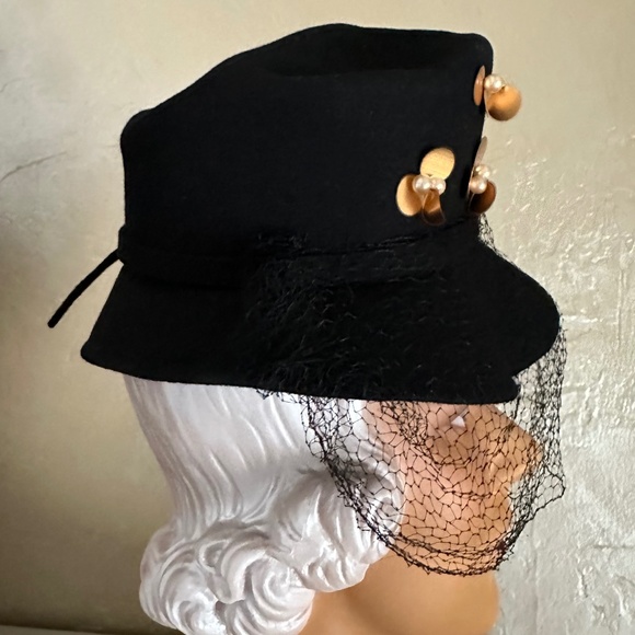 SOPHISTICATED 1930s\' BLACK FELT HAT WITH TALL CROWN, GOLD DISKS, PEARLS & VEIL main image 10